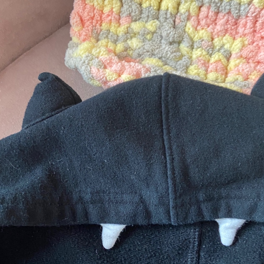 Fun Circo Black Bat Full-Zip Hoodie with Bat Wings, Ears and Teeth 18 mos - Picture 4 of 5